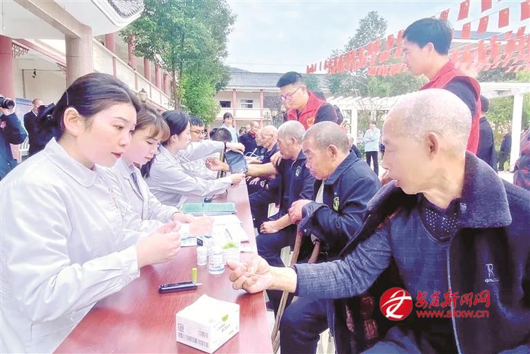 安康市中心医院慈善分会组织专家为吕河敬老院老人体检。