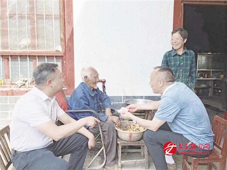 岚皋县慈善协会会长邱仕君(右一)为大病特困家庭送去慰问金。
