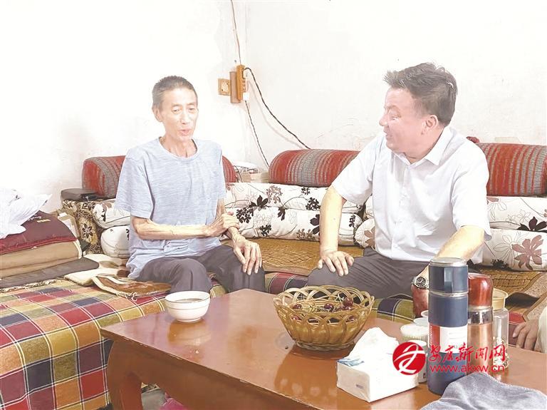 安康市慈善协会会长崔光华(右一)在汉阴县看望慰问患大病的老教师。