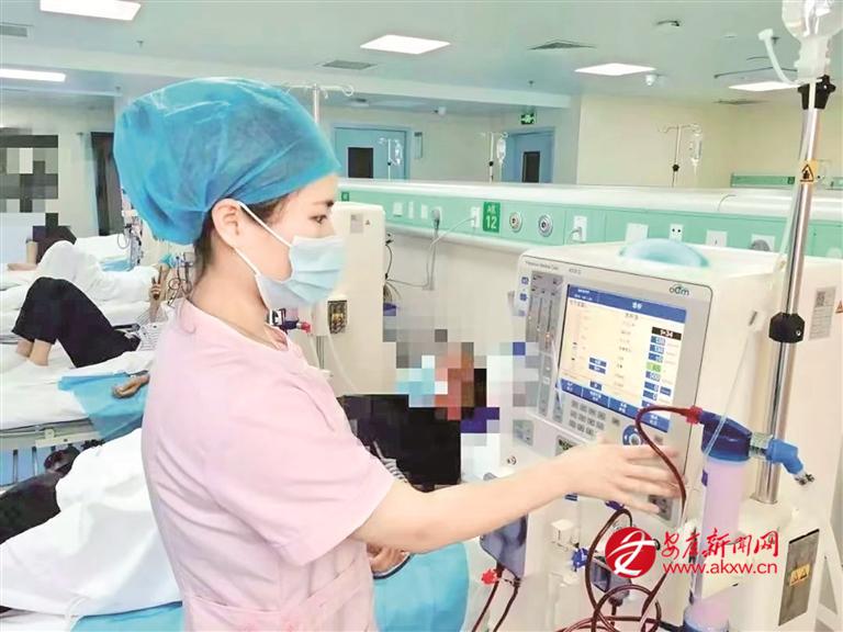 安康市中医医院医务人员为大病患者进行血液净化治疗。