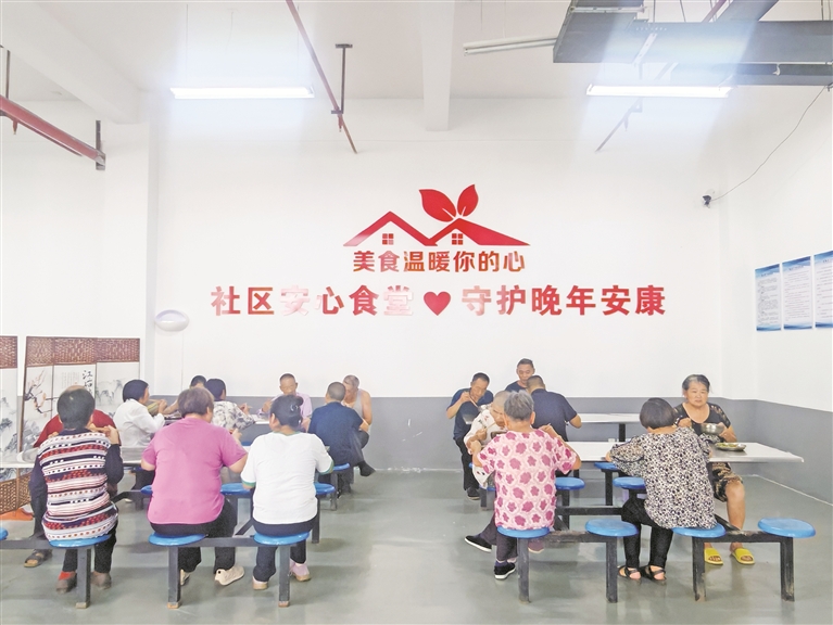 老人们在乡村食堂用餐。曹莹 摄