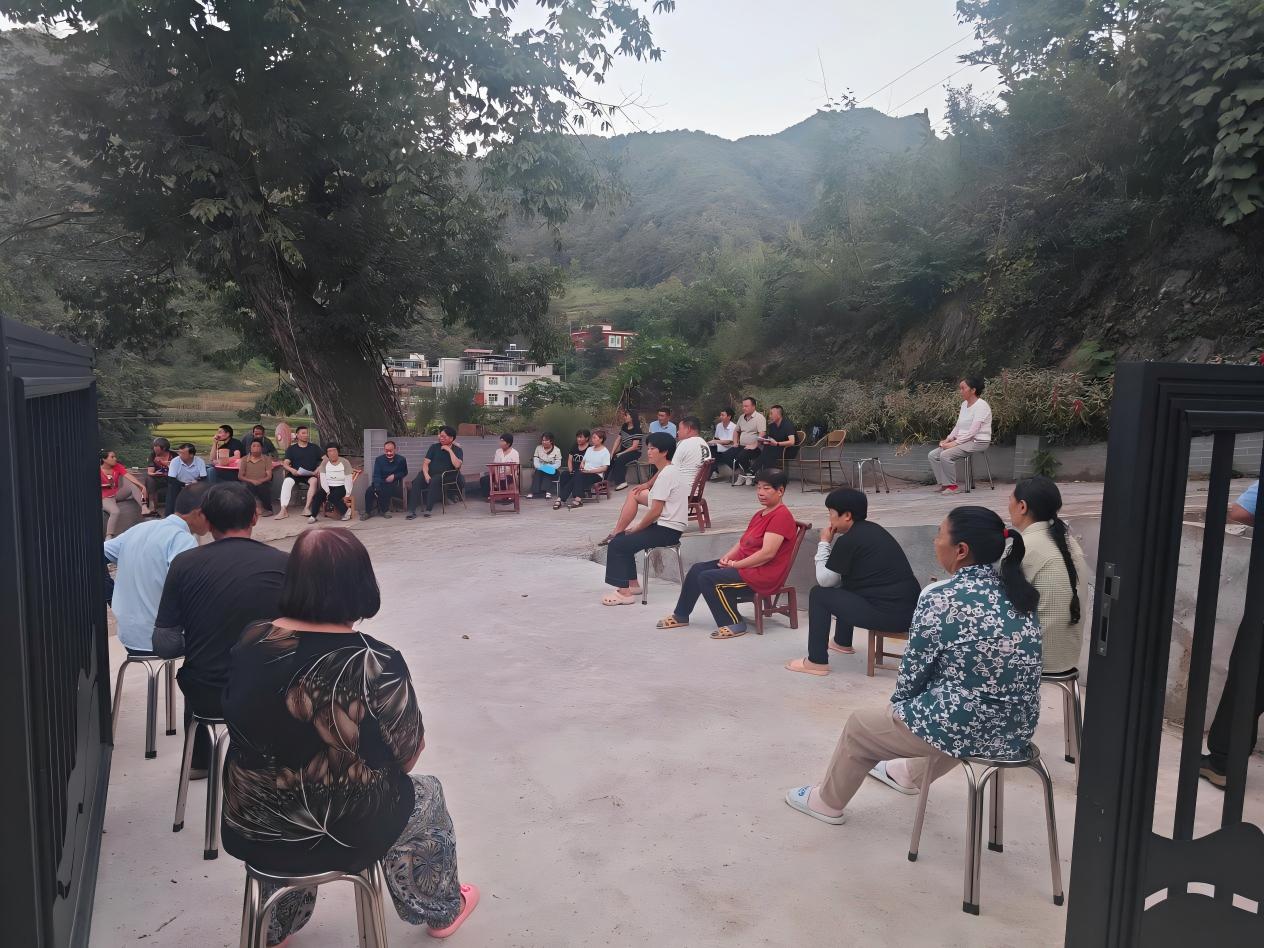 组织群众,宣讲精神文明建设相关内容。