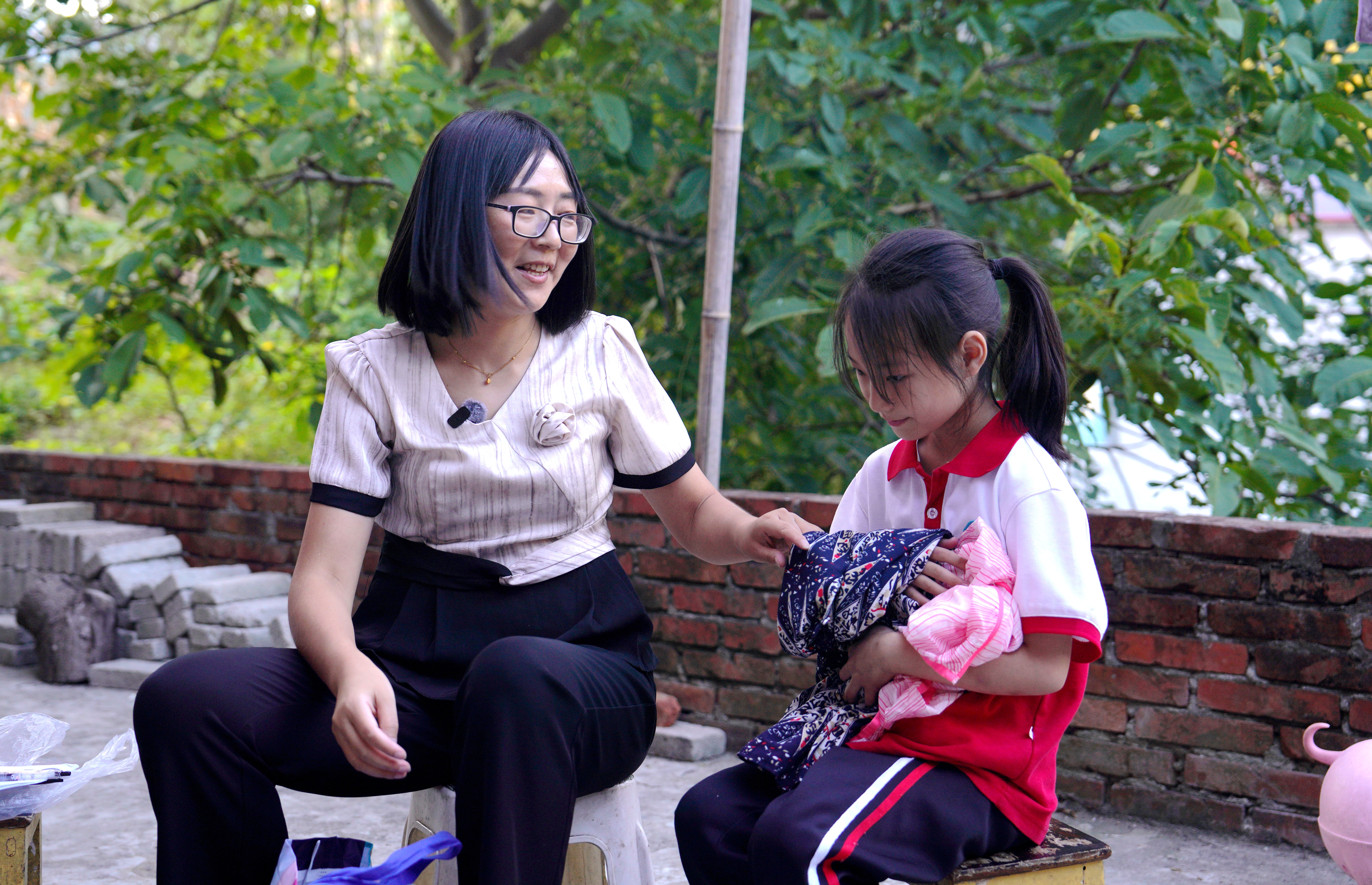 9月2日,放学后,马文丽到学生家中家访并送去生活物品。王金娥 摄