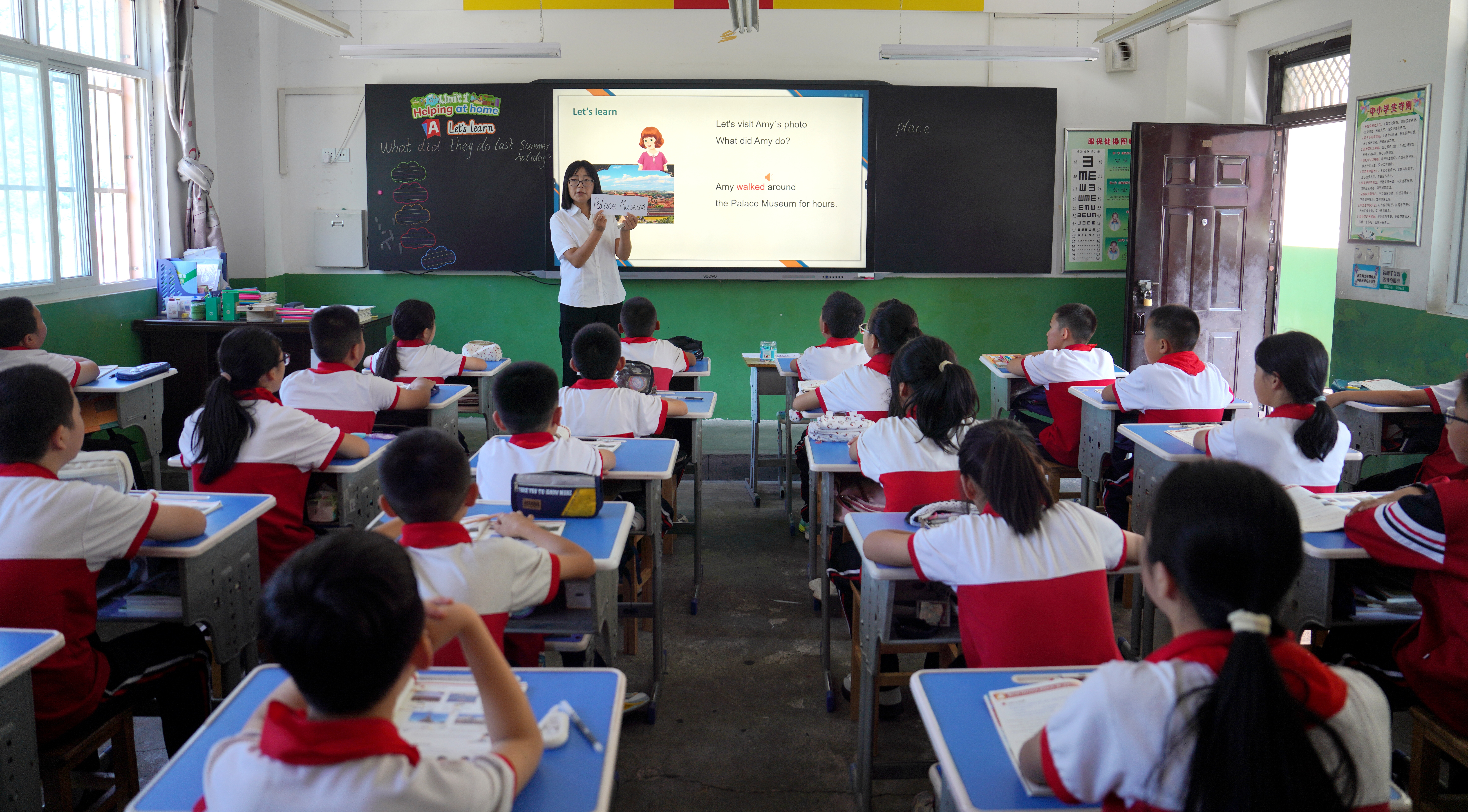 9月2日,马文丽正在给六年级的学生上英语课。王金娥 摄