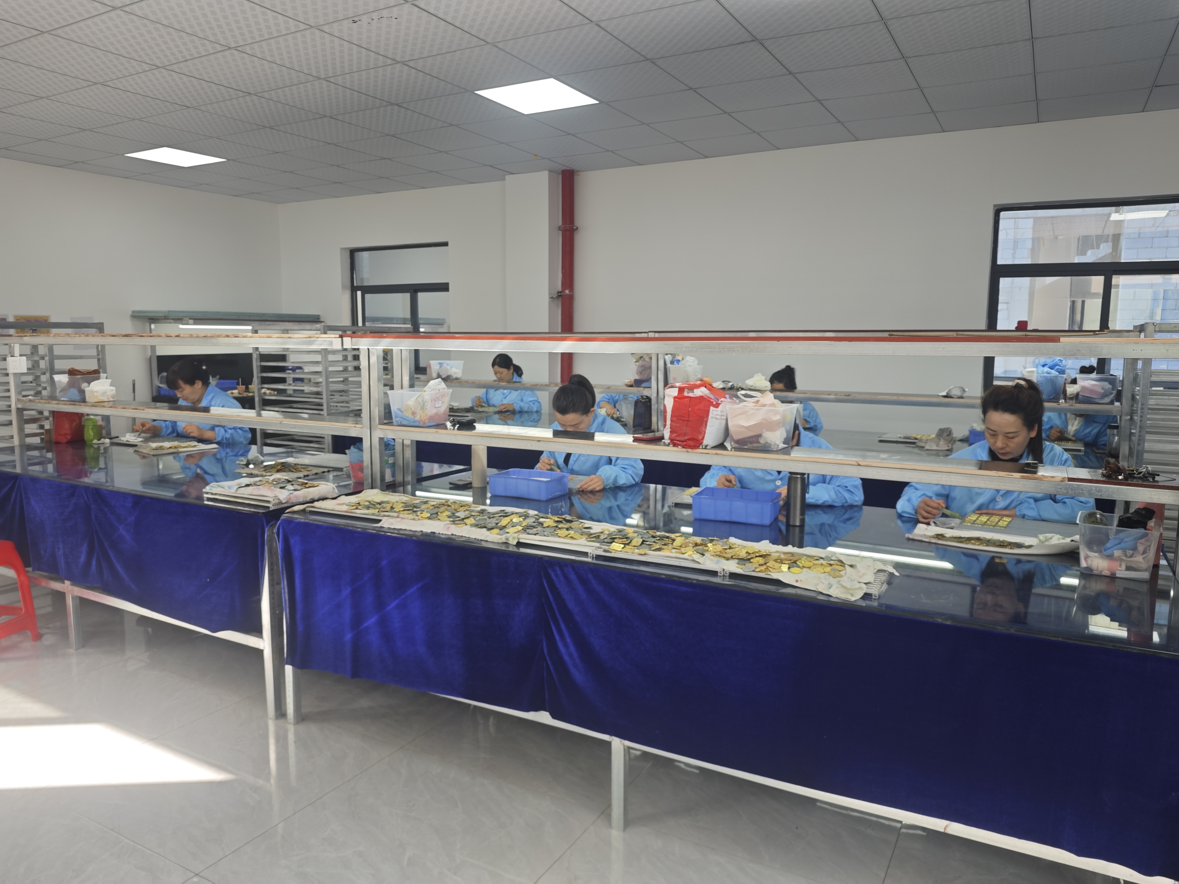 大桥社区文创产品生产车间。