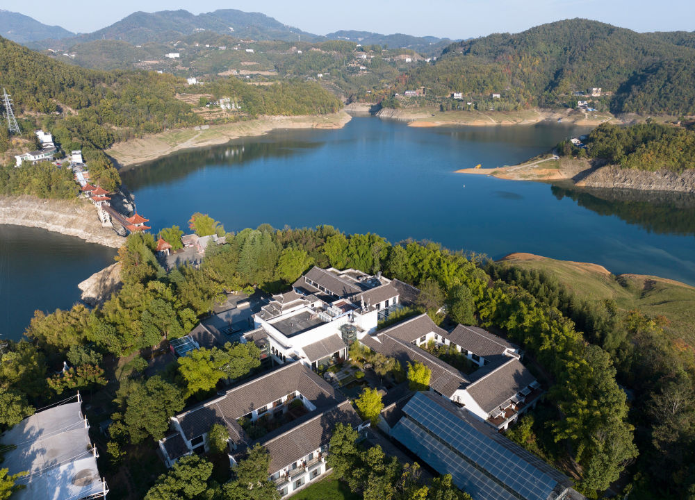 汉江瀛湖上的翠屏岛景色。新华社记者 邵瑞 摄