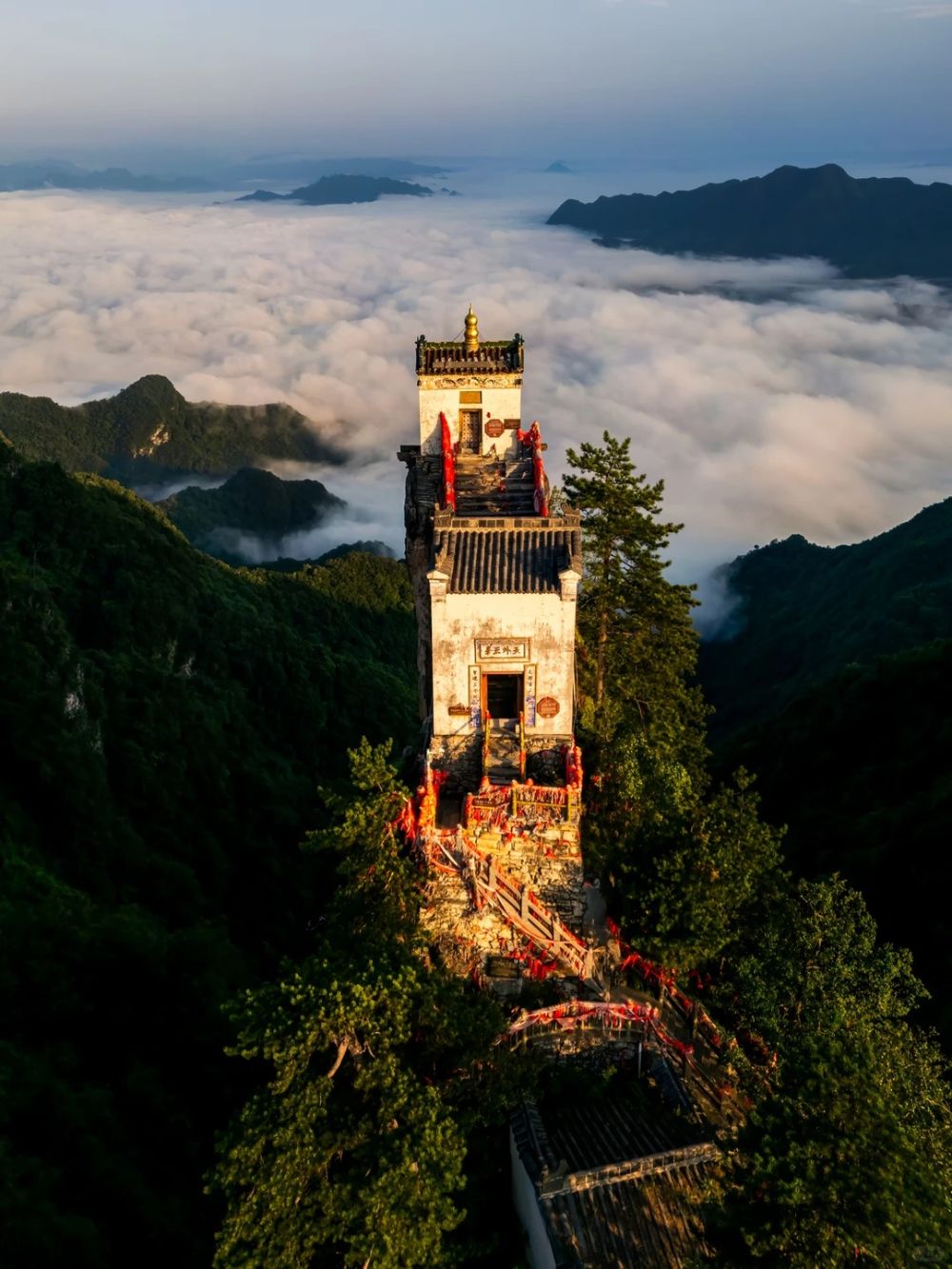 塔云山金顶观音殿。新华社发