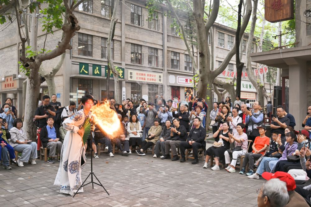 游客在西影风雷年代影视基地观看吹火表演。新华社发