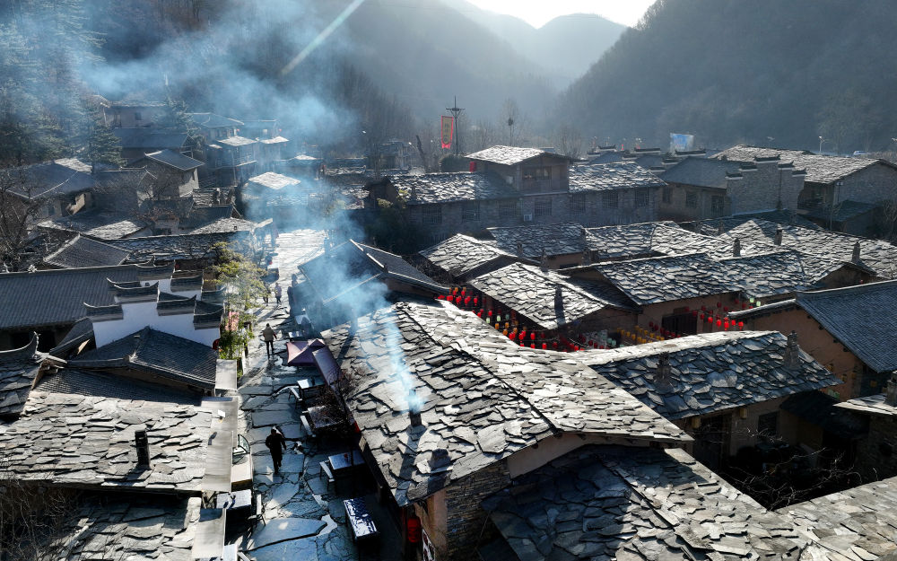 袅袅炊烟中的终南山寨景区。新华社记者 邹竞一 摄