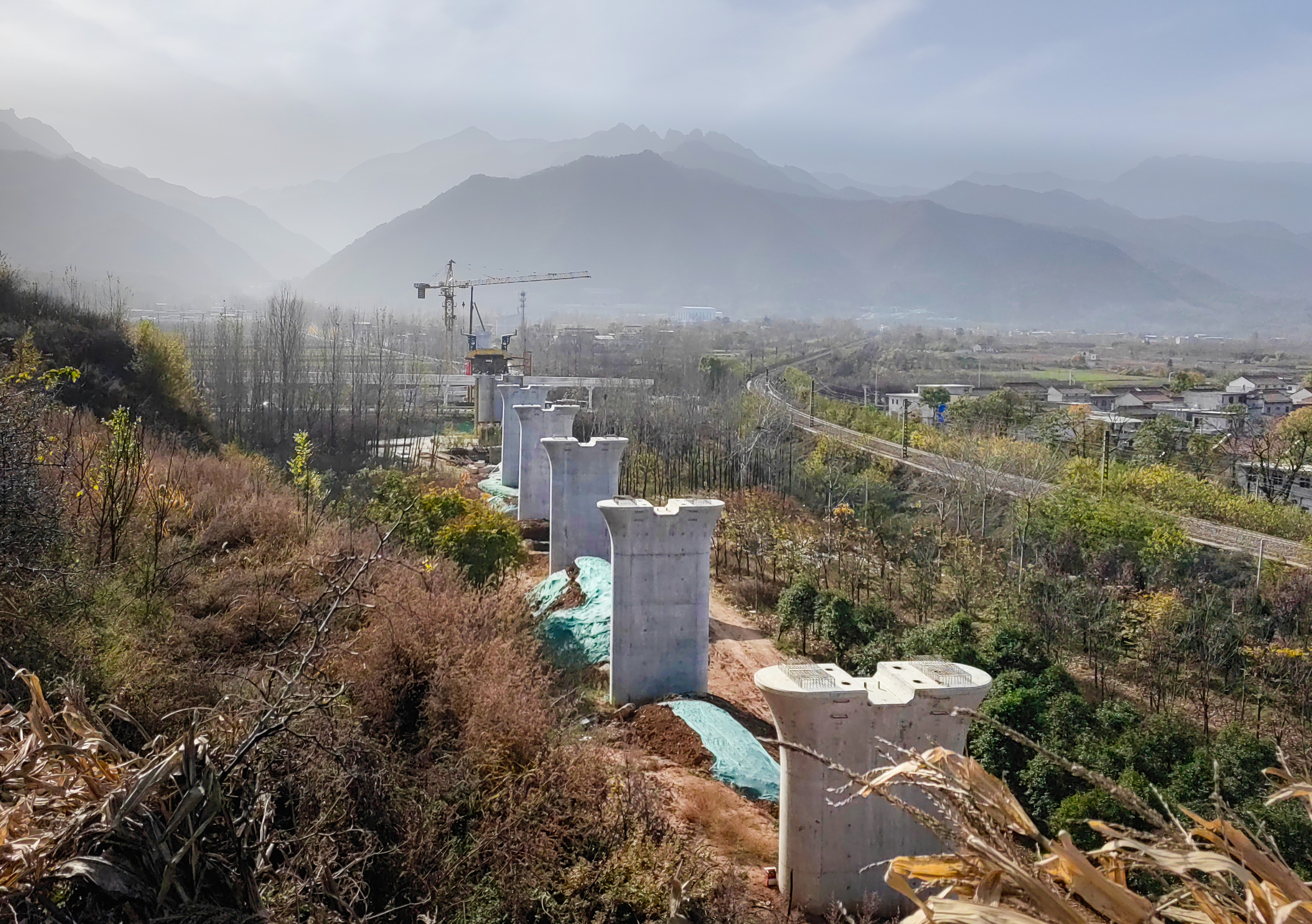 西康高铁全线设大中桥梁26座。图为中铁一局承建的西康高铁浐河特大桥。