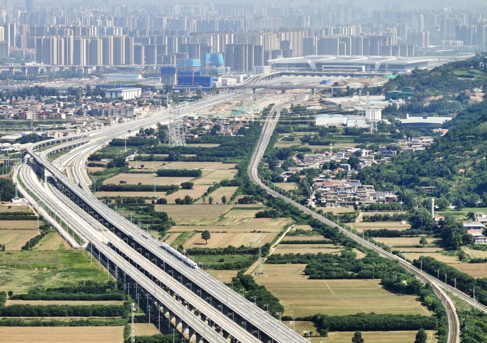 西康高铁、西十高铁并行的线路,及远处的西安东站。新华社记者 邵瑞 摄