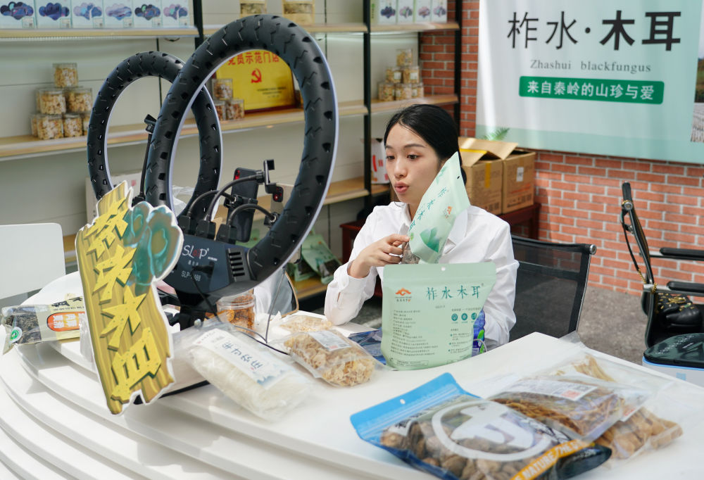 柞水县小岭镇金米村一间直播间内,一名主播正在直播推销木耳产品。新华社记者 邵瑞 摄