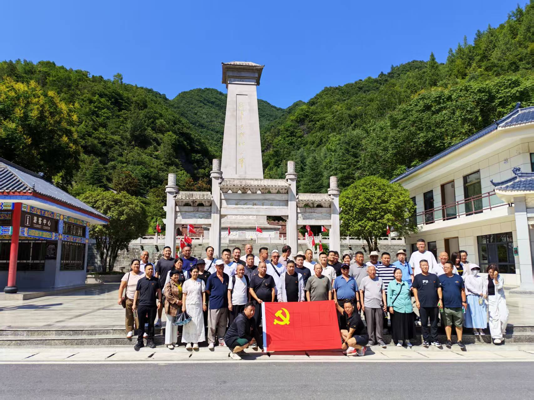 红军纪念馆迎来“重走红军路”的全市广大党员。