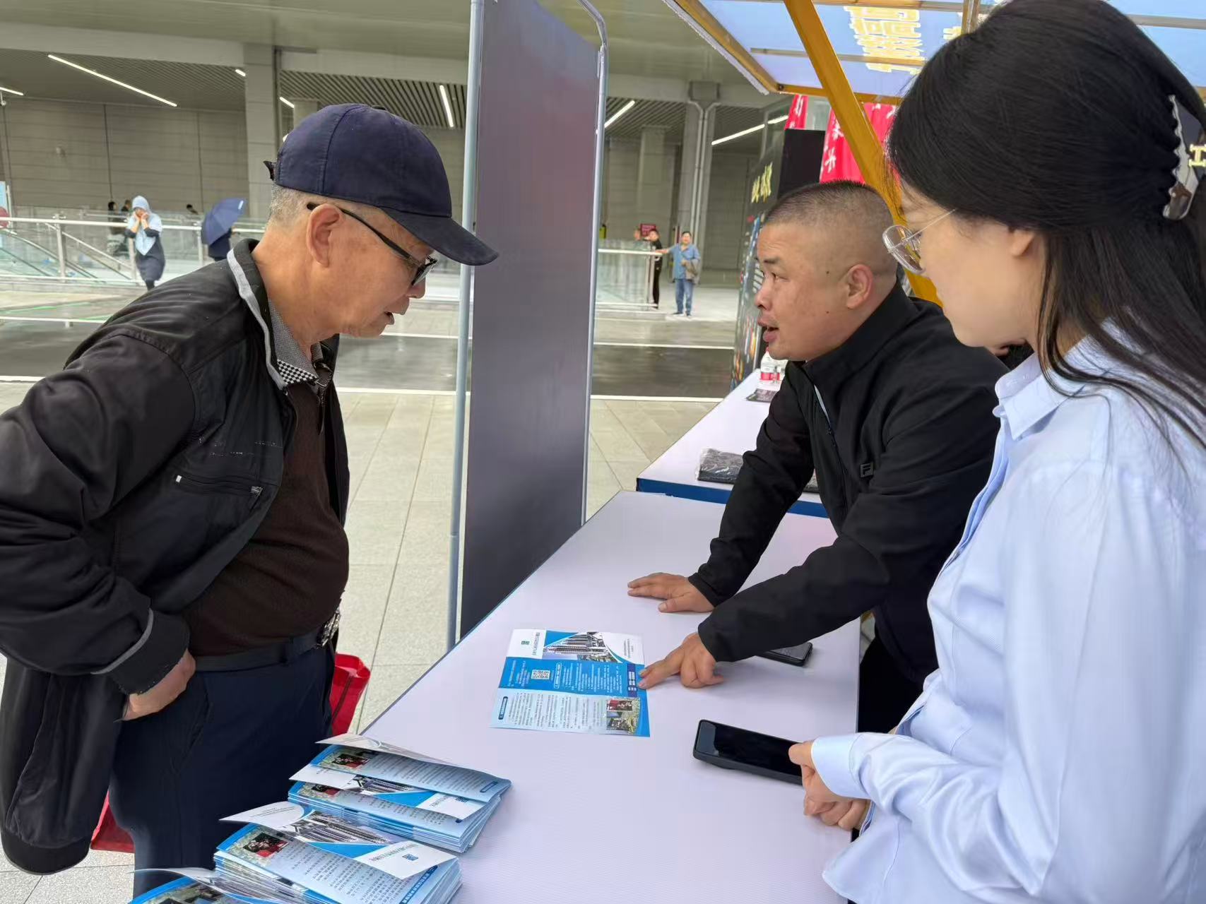 鲁延禄(中)向群众讲解安居房政策。